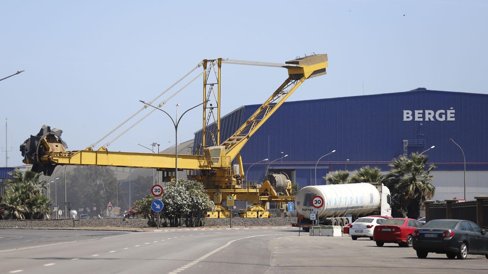 Tráfico de acceso al Muelle Ingeniero Juan Gonzalo en la mañana de ayer.