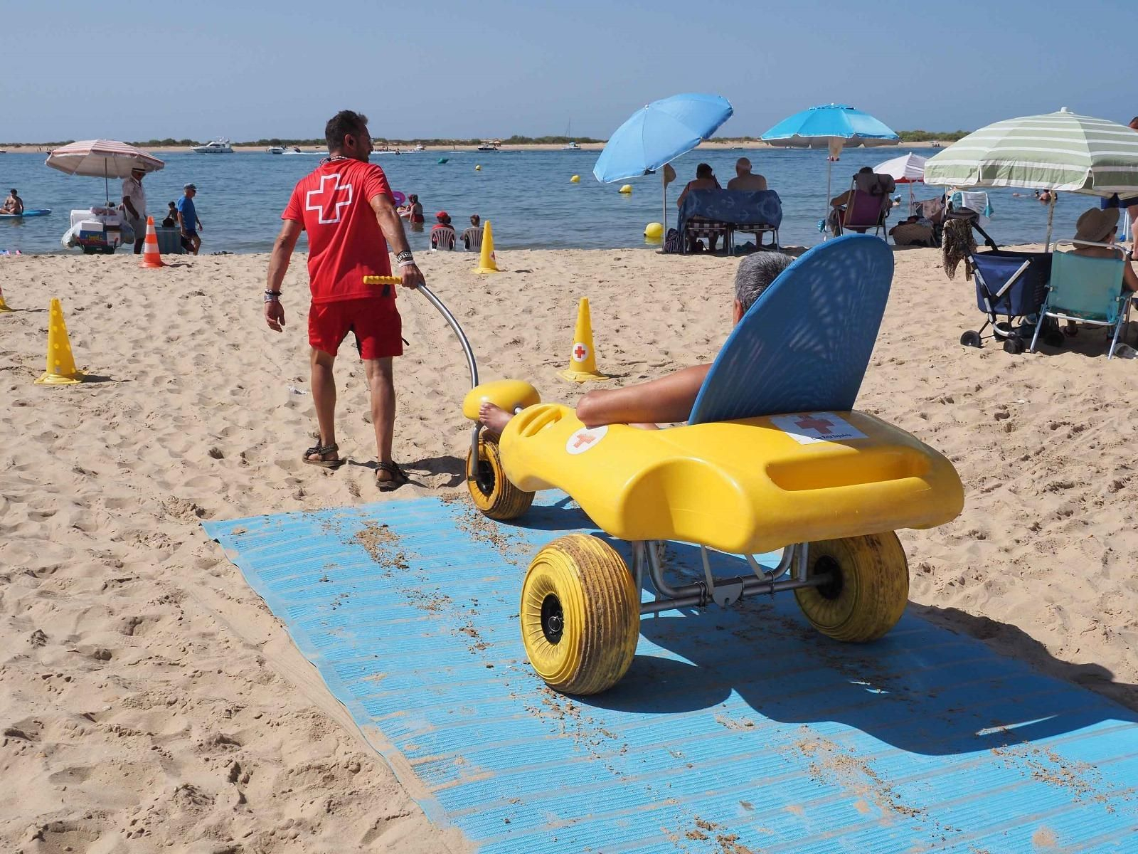 Las mejores imágenes del baño sin fronteras de Cruz Roja en la playa de Cartaya