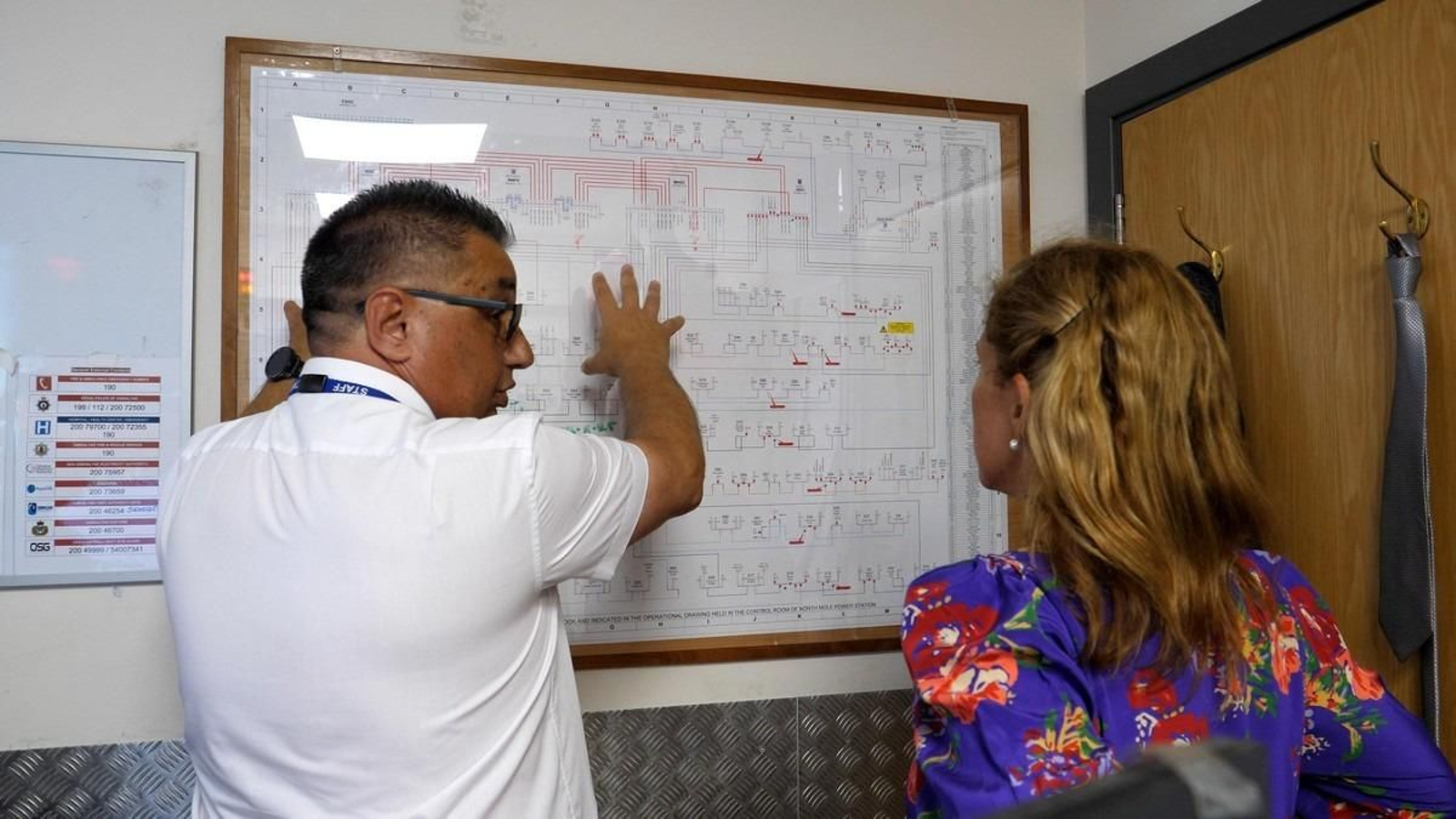 La ministra Gemma Arias Vasquez escucha explicaciones sobre el apagón.