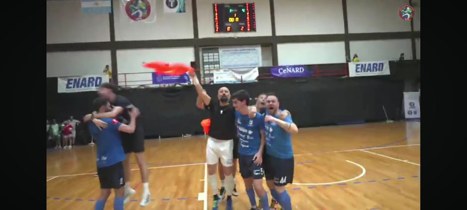 Los jugadores del CDS Huelva celebran el título.