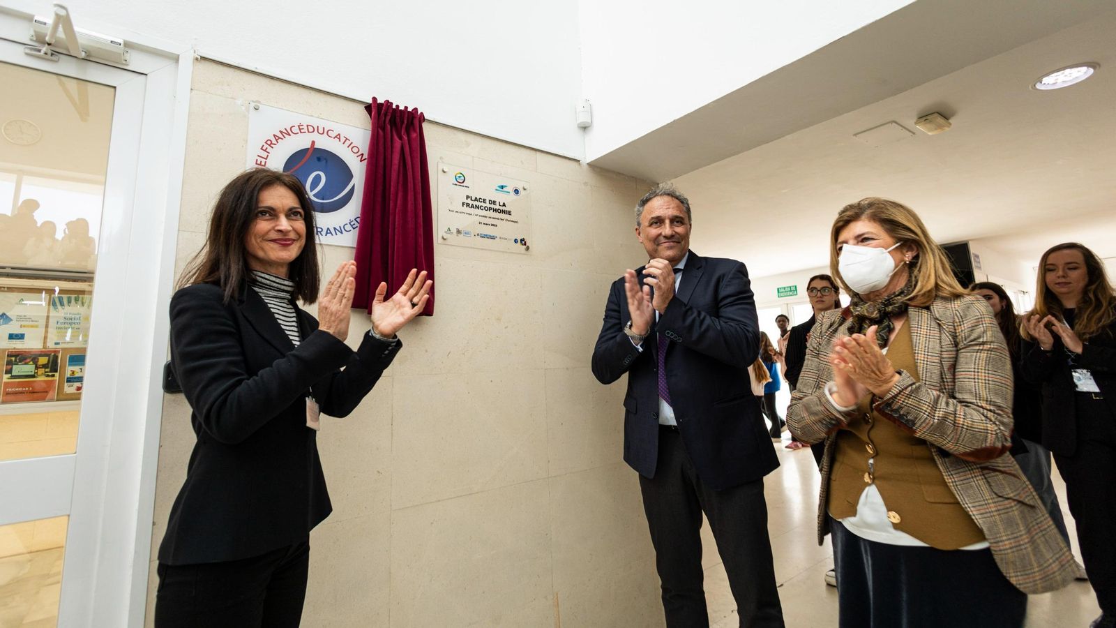 Momento del descubrimiento de la placa.