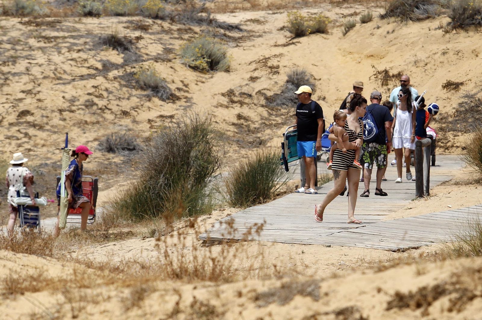 Un día en las playas de Huelva, en imágenes
