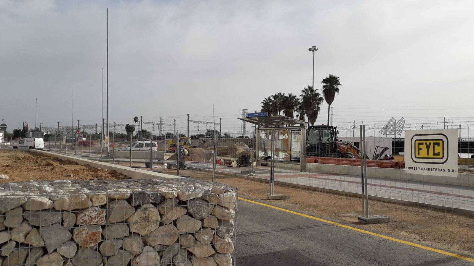 A la izquierda, una de las entradas al fallido aparcamiento subterráneo, ahora reconvertida en jardinera.