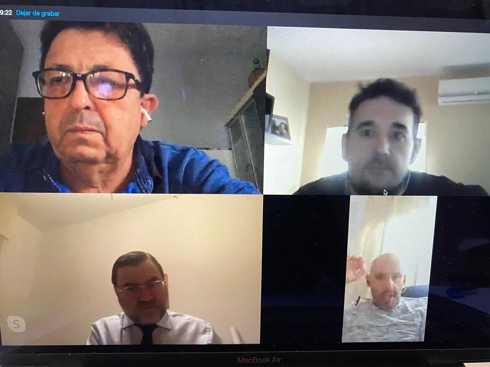 El diputado de Vox Carlos Zambrano (abajo a la izquierda) durante la reunión telemática mantenida con representantes de la CEC y del colectivo de autónomos de la provincia.