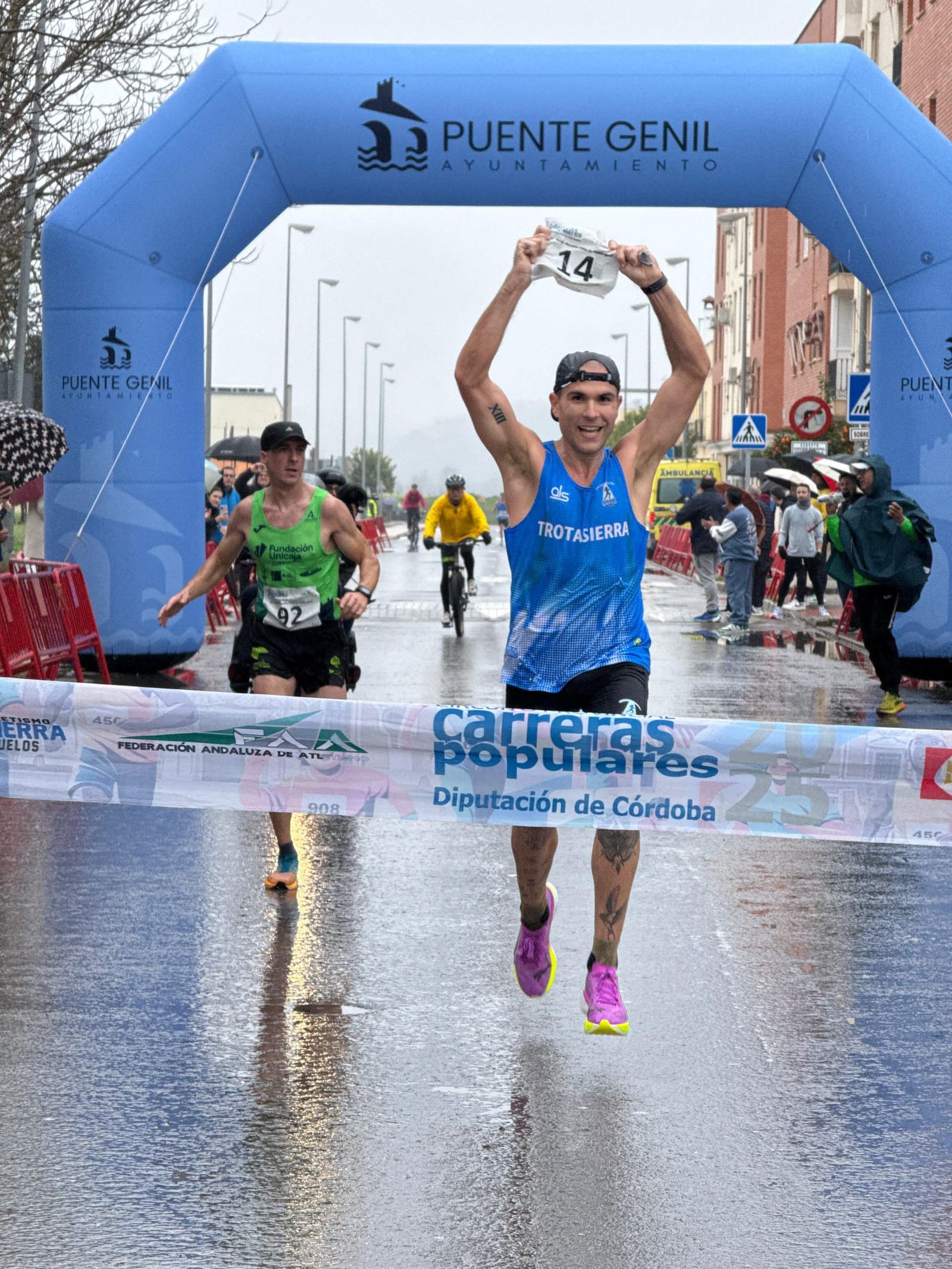 Jesús Alguacil celebra su triunfo en la Media Maratón de Puente Genil.