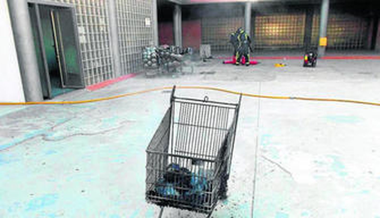 Los bomberos trabajando en el patio del Instituto de Enseñanza Secundaria Obligatoria Bahía de Almería.