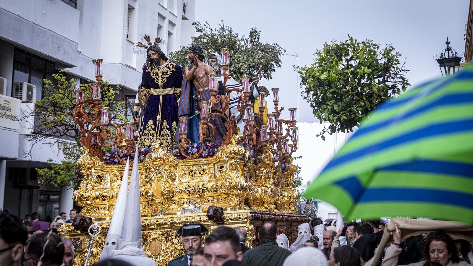 En imágenes,  El Prendimiento de San Fernando tuvo que volverse a su templo entre lágrimas y lluvia