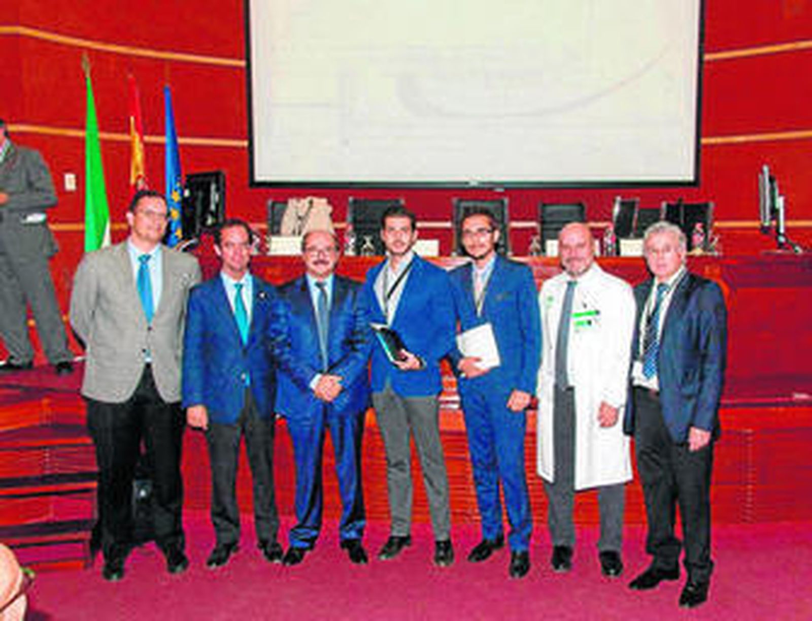 Eduardo Perea y Luis Rodríguez, en el centro, junto a autoridades sanitarias y miembros de Isurgitec.
