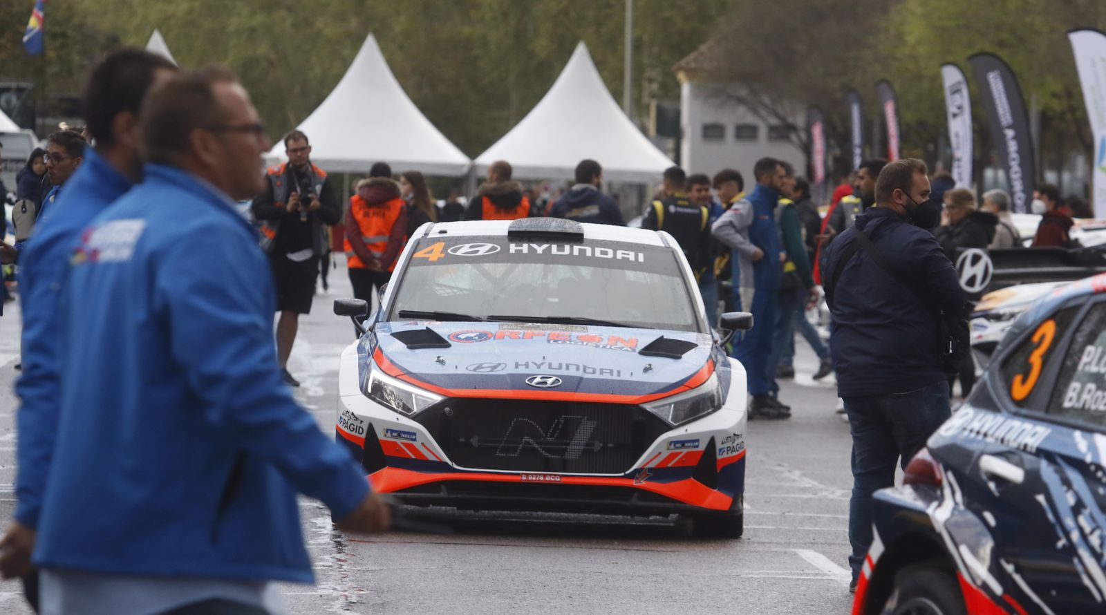 Un coche en el Rallye Sierra Morena.
