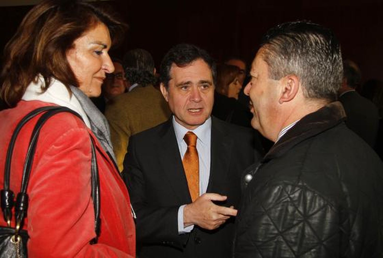 La gerente del Maestranza, Remedios Navarro, el ex rector de la Universidad de Sevilla  Joaquín Luque y el secretario del Ayuntamiento de Sevilla, Luis Enrique Flores. 

Foto: Juan Carlos Vazquez y Victoria Hidalgo