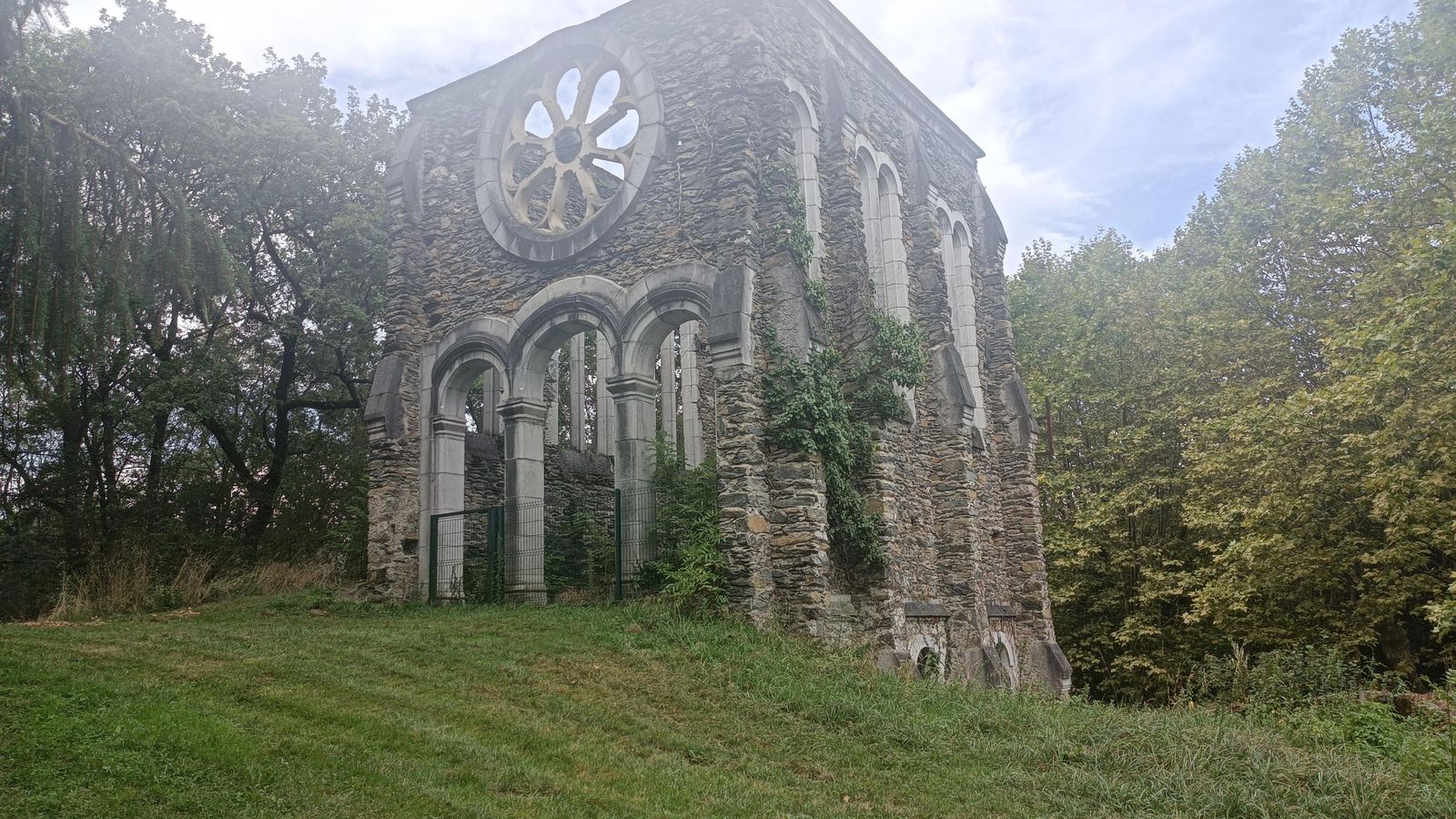 Al fondo del parque en Barbazan, veremos un templo sin finalizar. Justo aquí acaba el tramo llano.