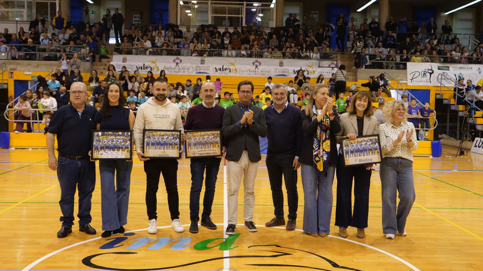 Entrega de obsequios durante la presentación de los equipos de cantera del club ejidense.