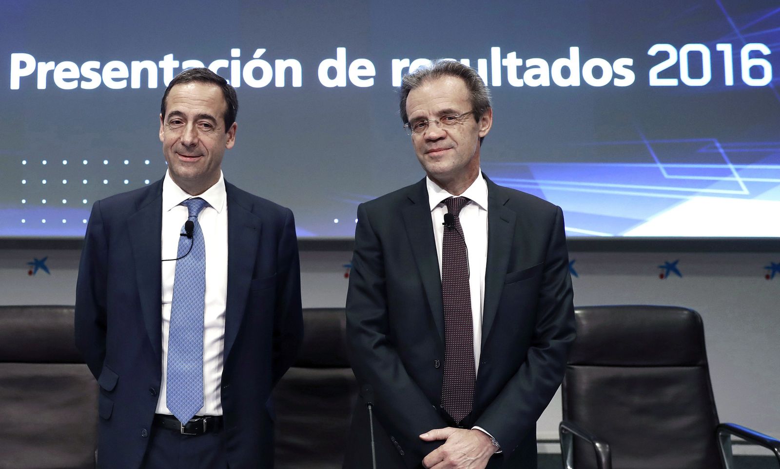 El presidente de CaixaBank, Jordi Gual (d), y el consejero delegado de la entidad, Gonzalo Cortázar.