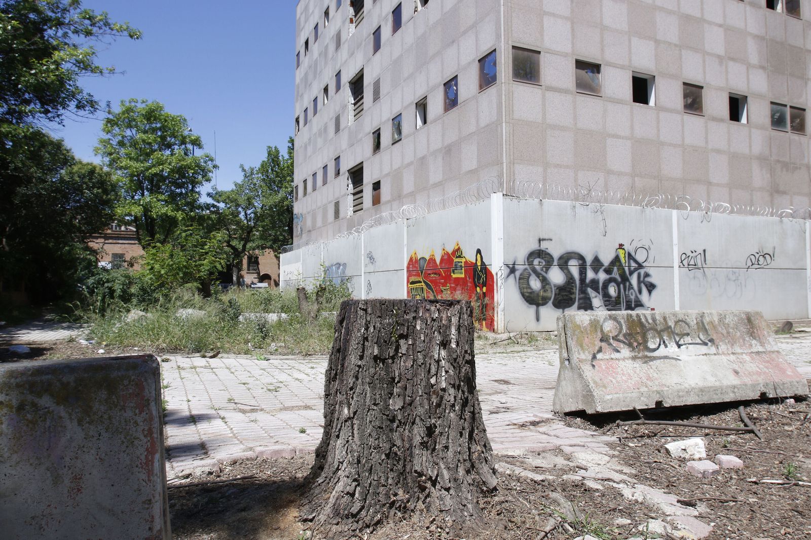 Exterior de edificio Parques de Aguas, en la confluencia de Cardenal Bueno Monreal con Las Razas.