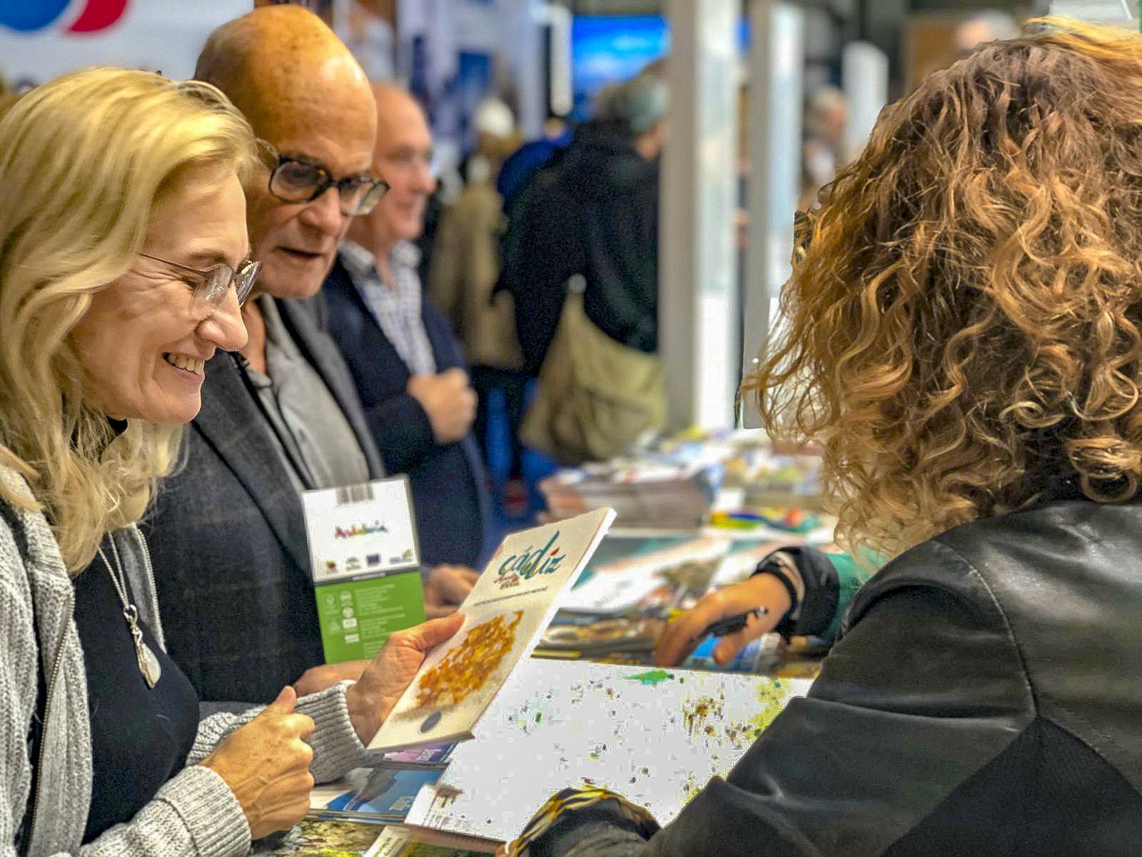 Una asistente recoge información de la provincia en la feria de turismo de Viena.