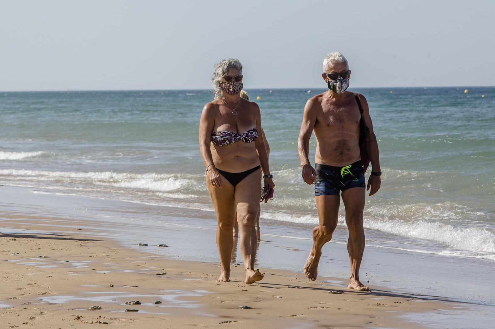 Primer día de la orden de mascarilas obligatorias en la Bahía de Cádiz