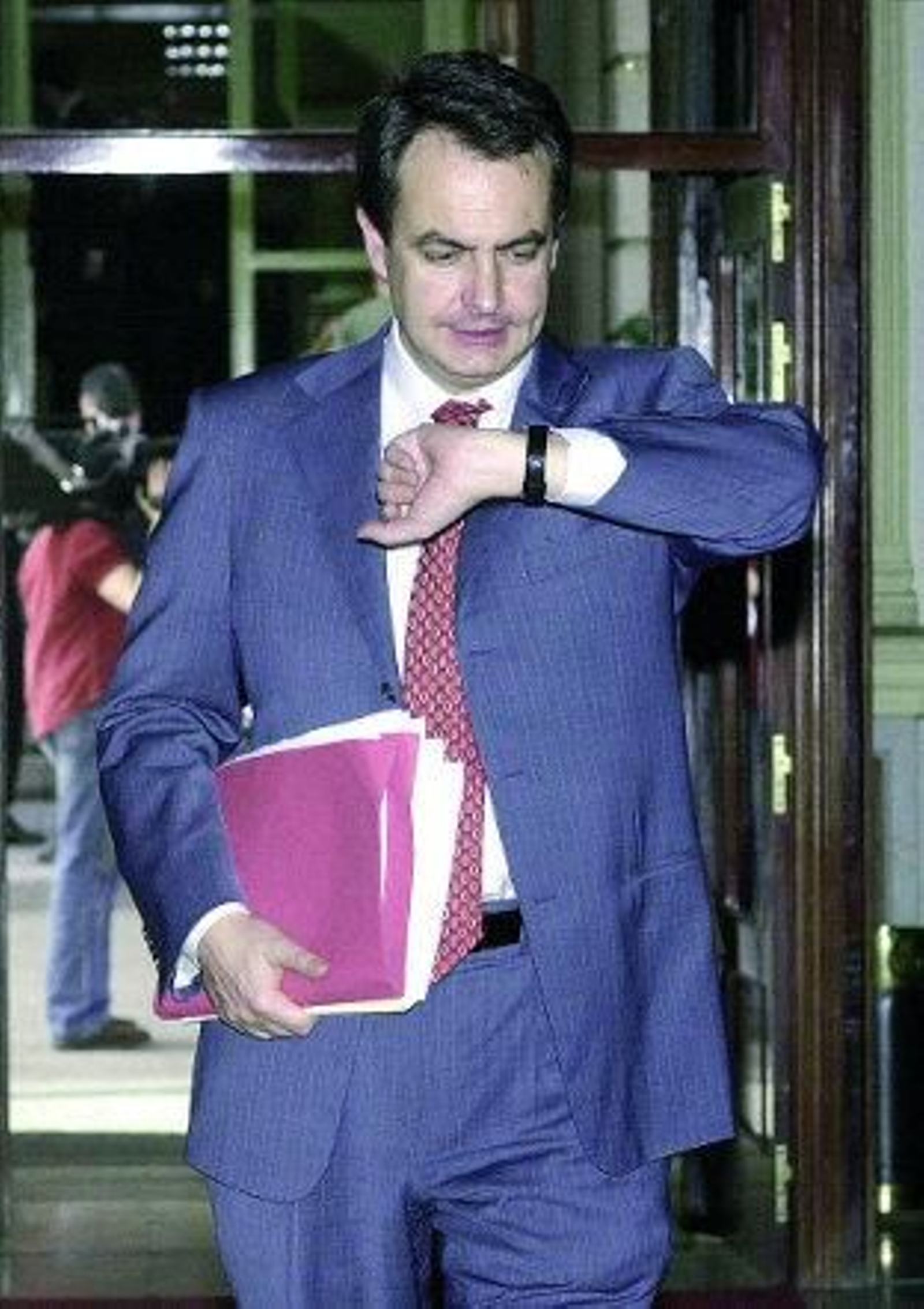 Zapatero dice que sólo un miembro del PSOE conoce su futuro político