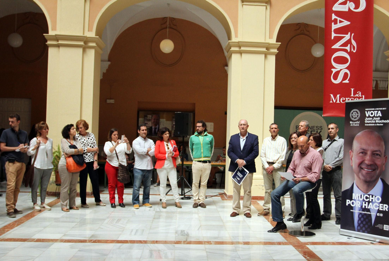 El candidato a rector, a la derecha, junto a su equipo, ayer, en el patio de La Merced.