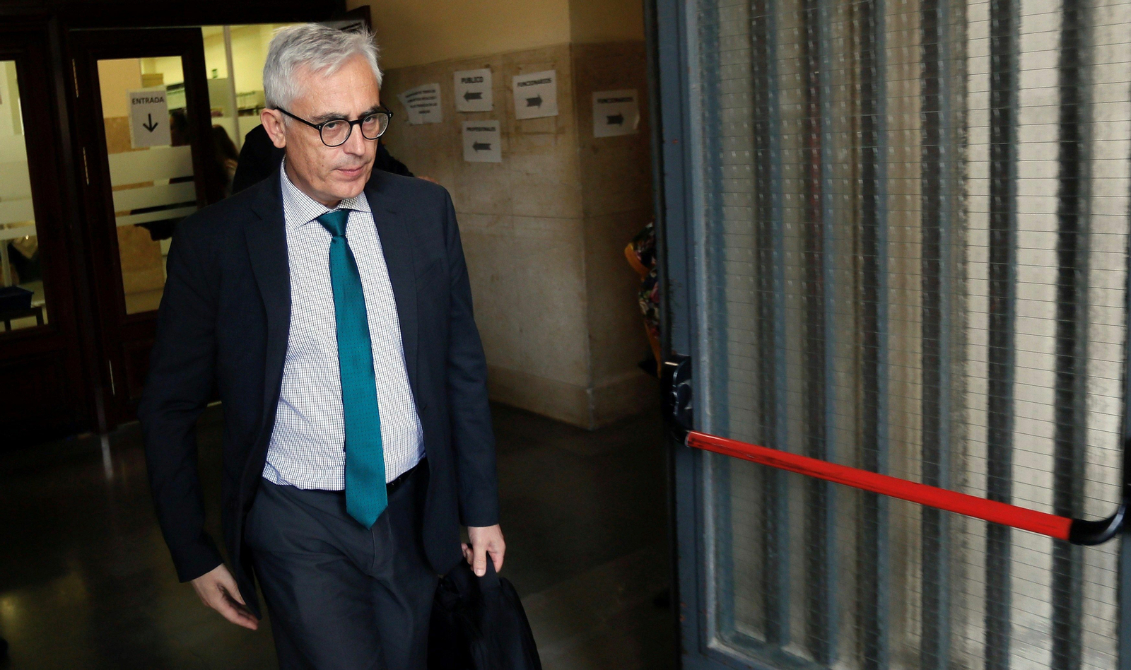 El abogado del dueño de Magrudis, Hilario Aranda, en los juzgados de Sevilla.