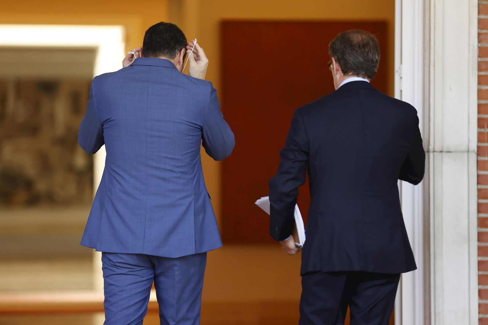 Sánchez y Feijóo en un encuentro en Moncloa en abril de 2022