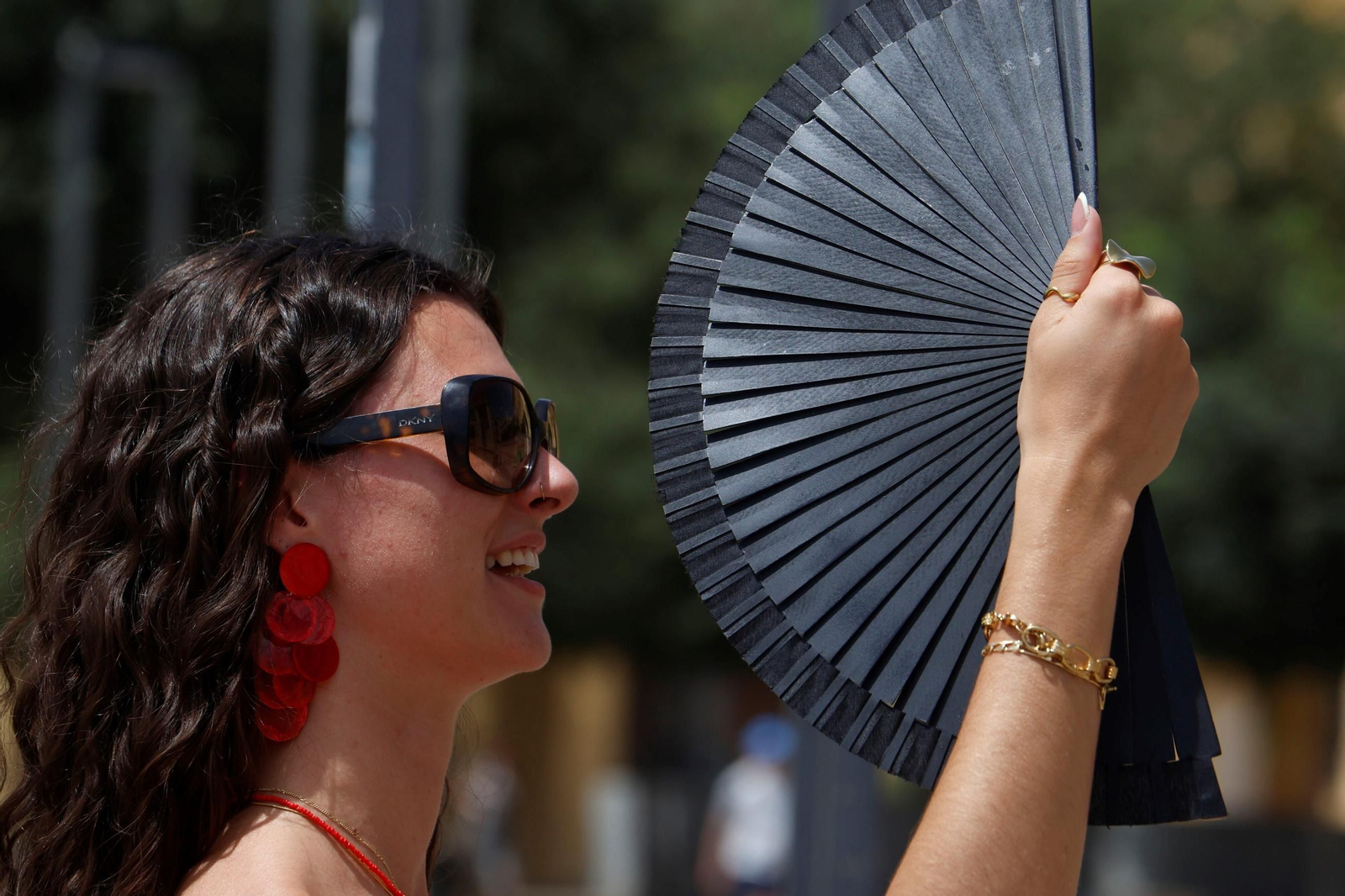 Una joven intenta refrescarse del intenso calor.