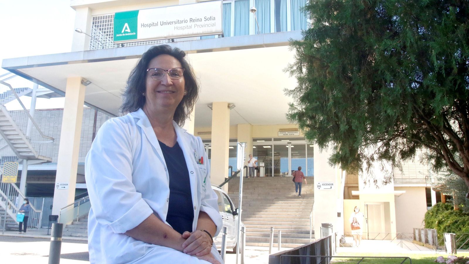 Carmen Prada, delante de la entrada del Hospital Provincial.