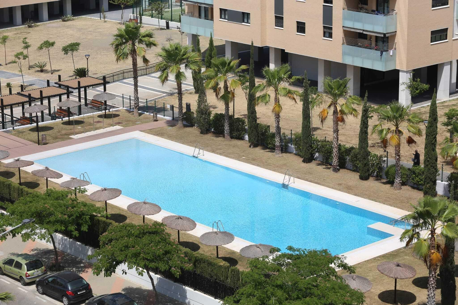Una de las piscinas comunitarias en Málaga Una de las piscinas comunitarias en Málaga