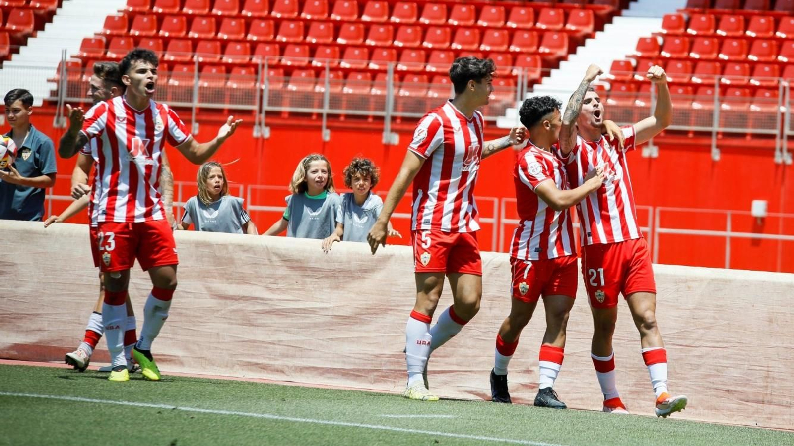 Los jugadores rojiblancos celebran uno de los goles de los playoffs de ascenso.