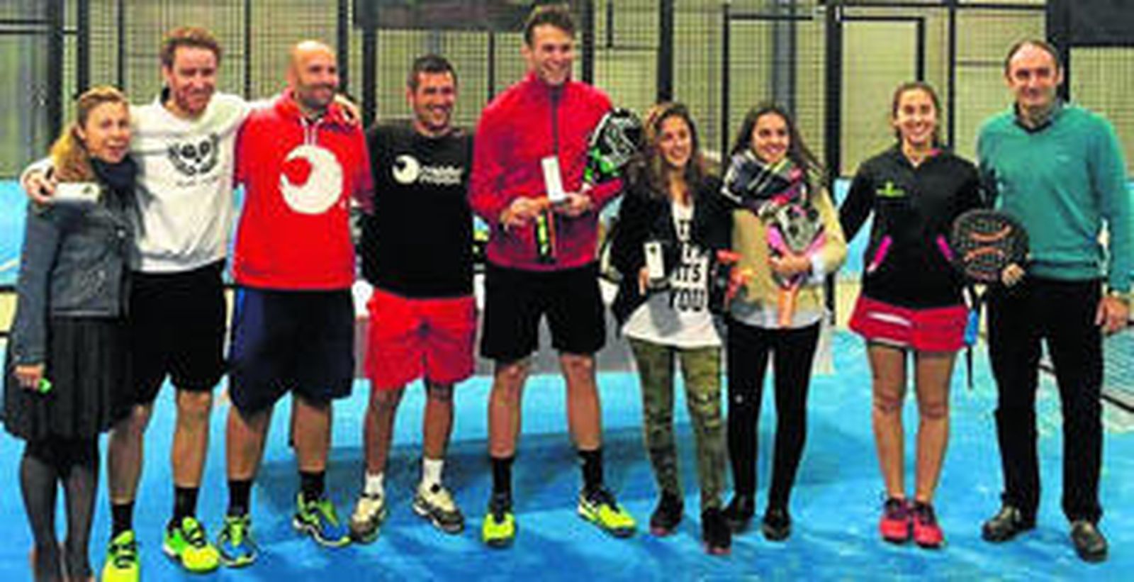 Los finalistas de las categorías masculina y femenina del Provincial gaditano posan con Antonio Poyatos, uno de los responsables de Pádel Extreme.