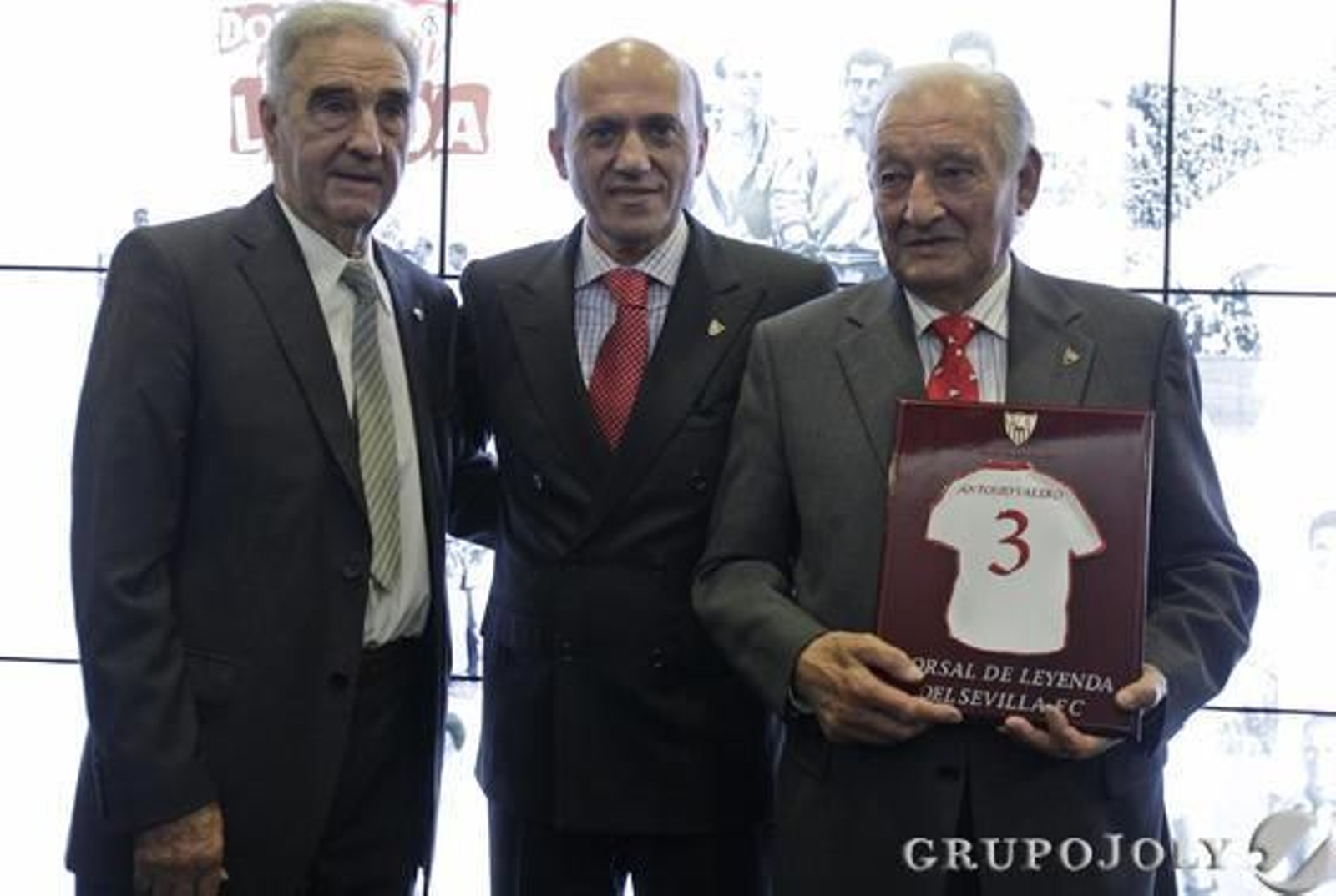 El SevillaFC celebra la jornada, "Dorsal de Leyenda", donde se ha homenajeado a Valero. 

Foto: Antonio Pizarro