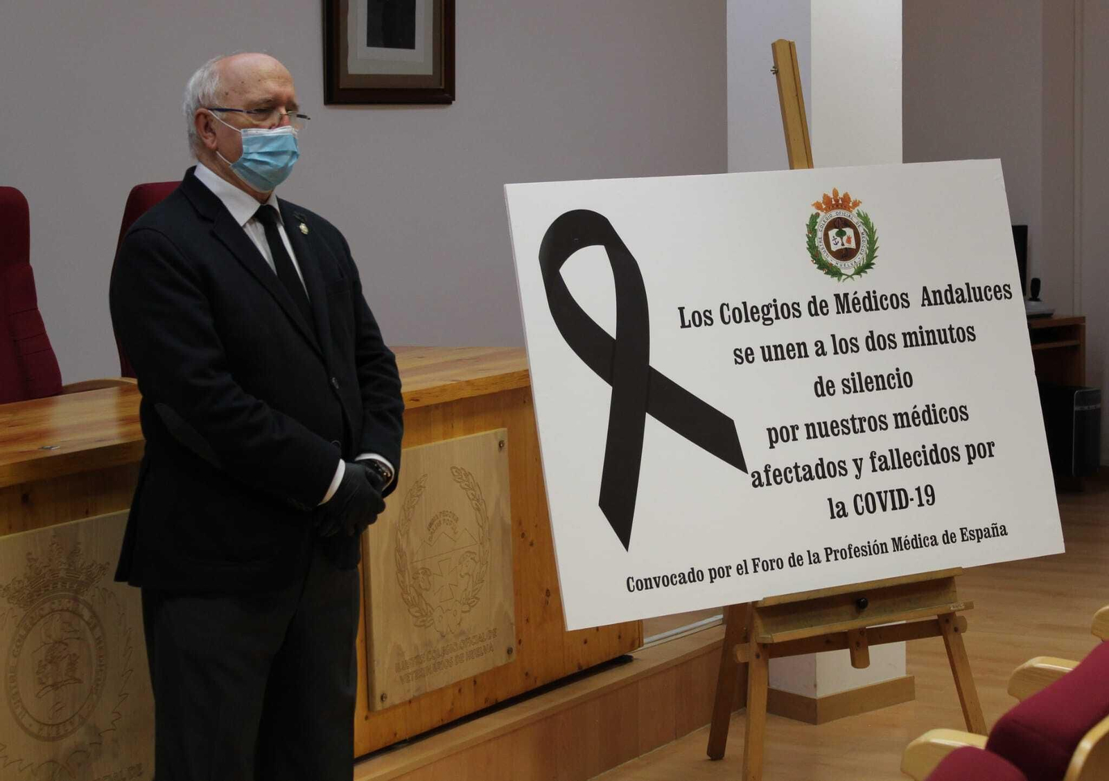 Antonio Aguado, mostrando sus respetos por las víctimas de la pandemia.