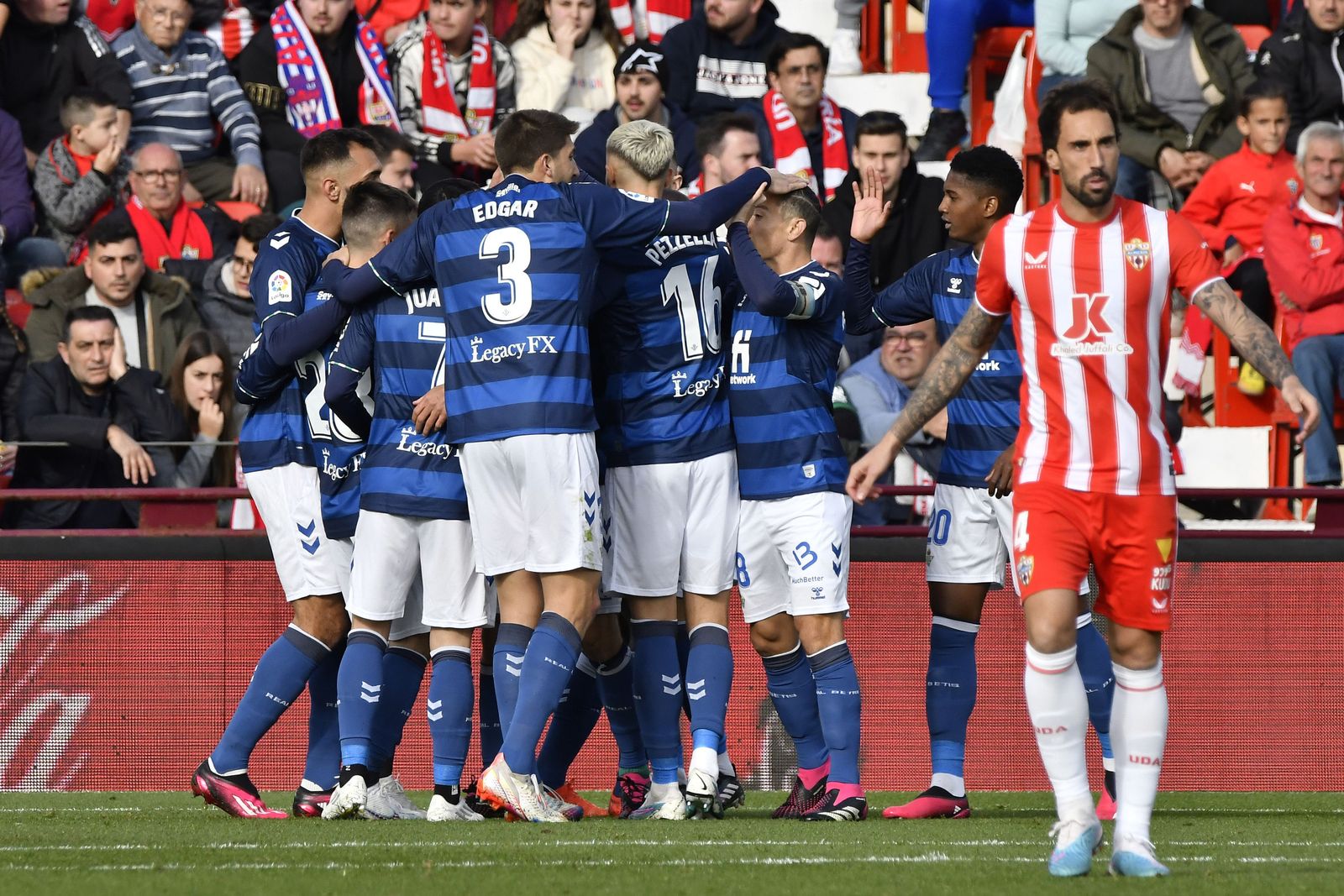 El equipo verdiblanco celebra uno de los goles de la victoria ante el Almería.