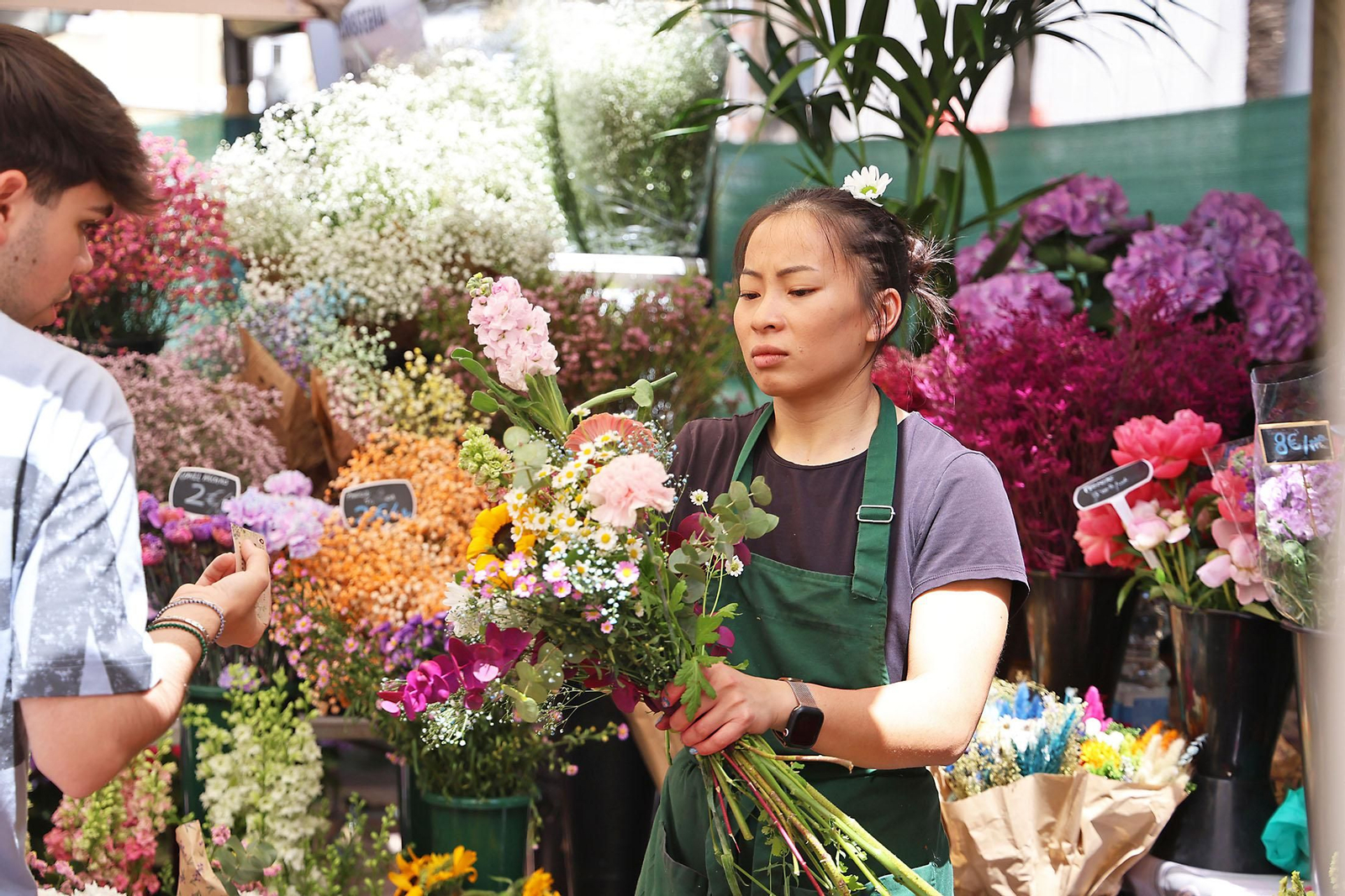 Imágenes del mercado floral ubicado en la Plaza de las Monjas de Huelva