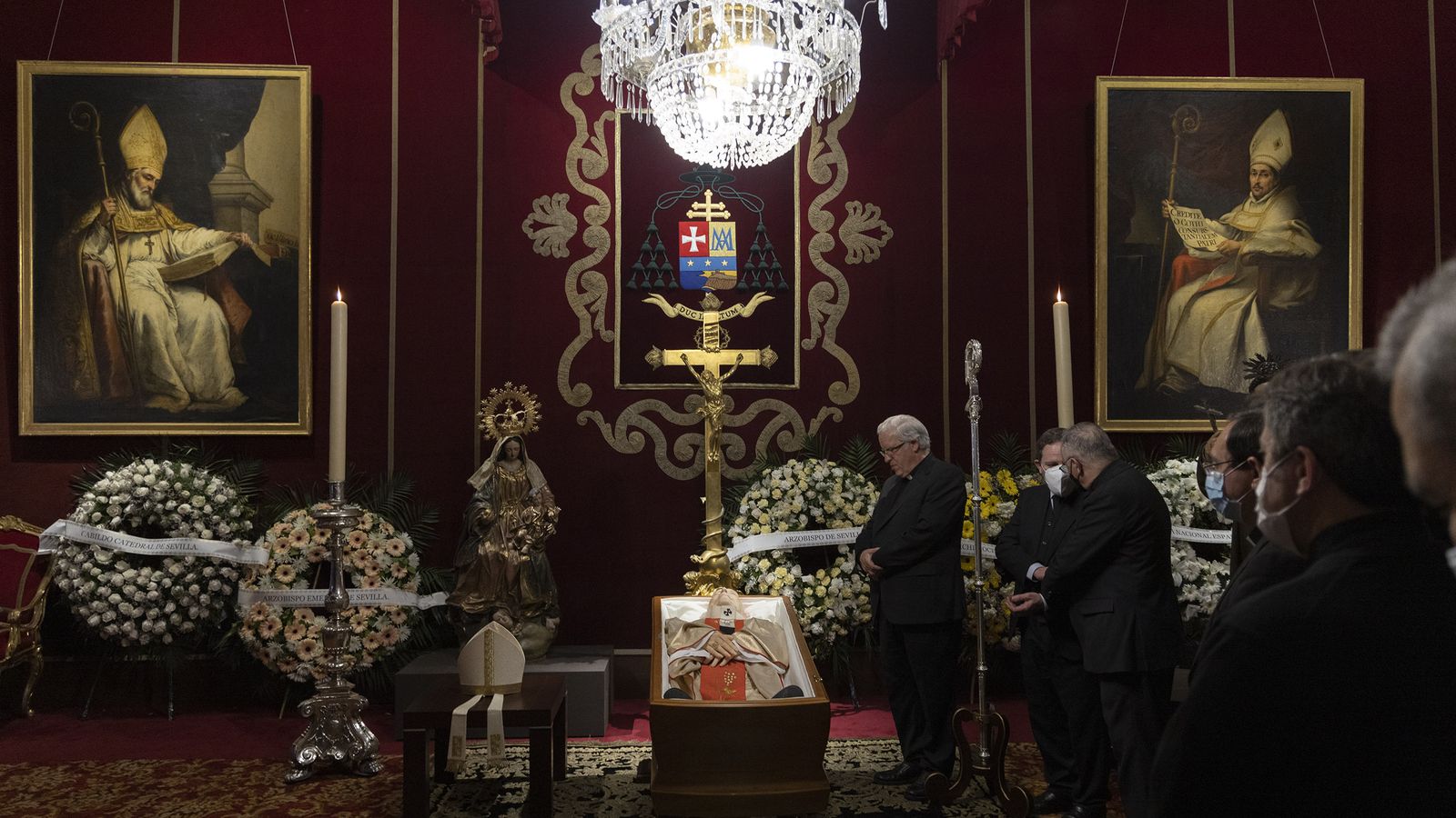 El velatorio del cardenal Carlos Amigo en el Palacio Arzobispal.