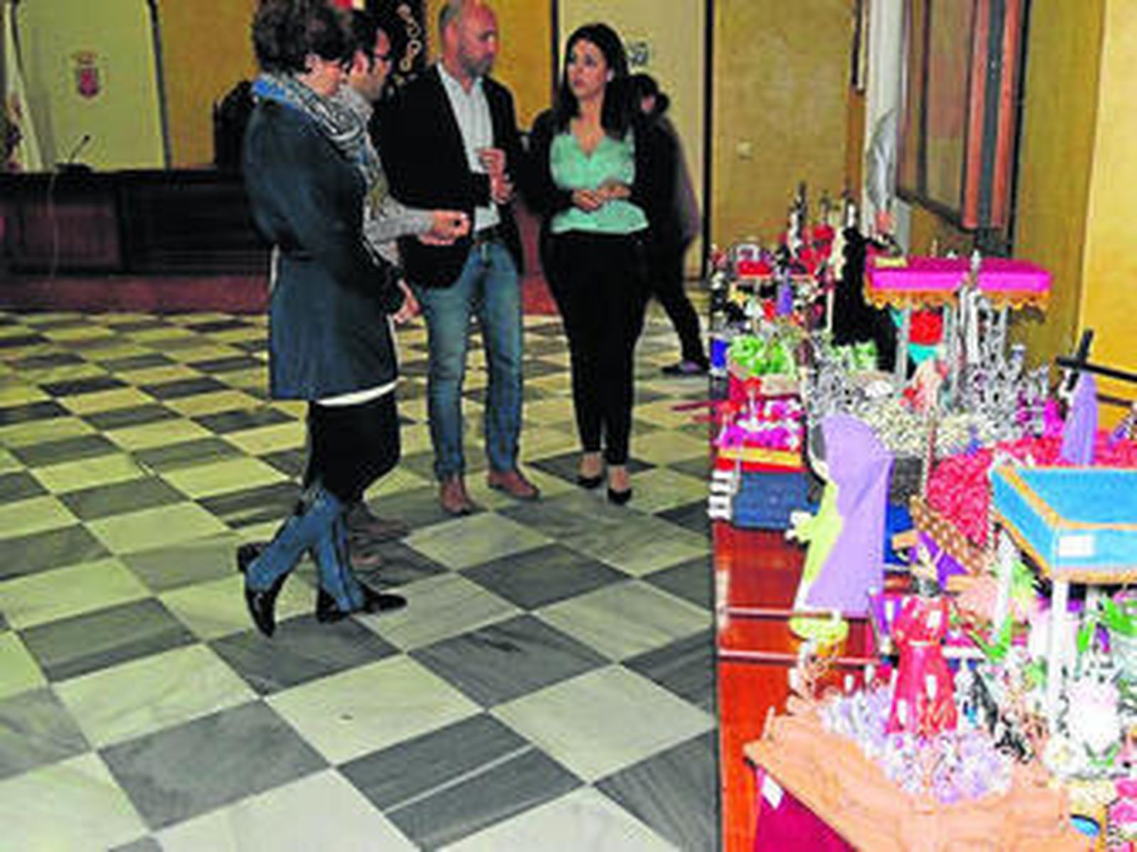 Varios ediles visitaron la exposición del Palacio de los Gobernadores.