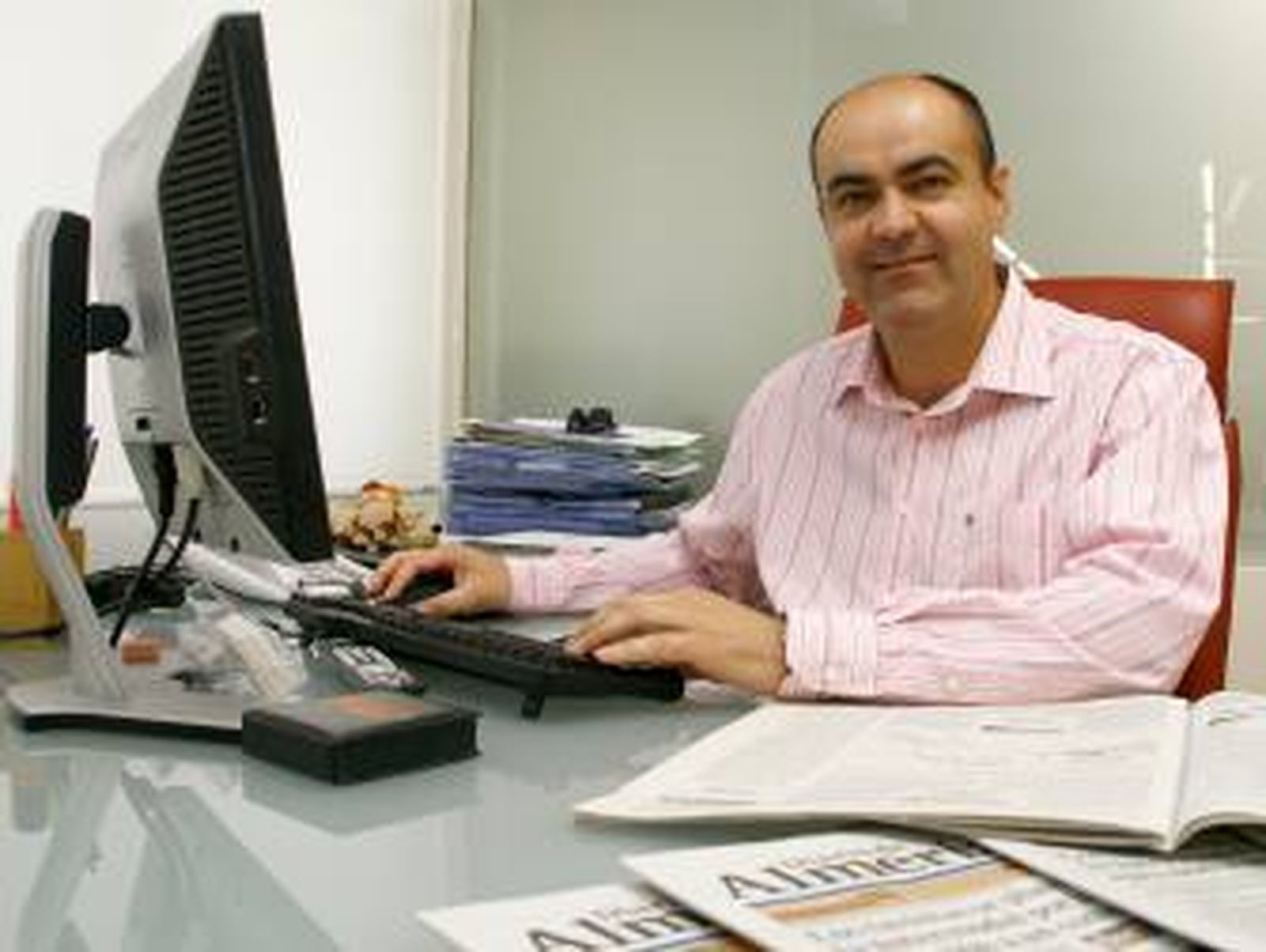 "No hay que derribar el Algarrobico, sino terminarlo con mármol de Macael"