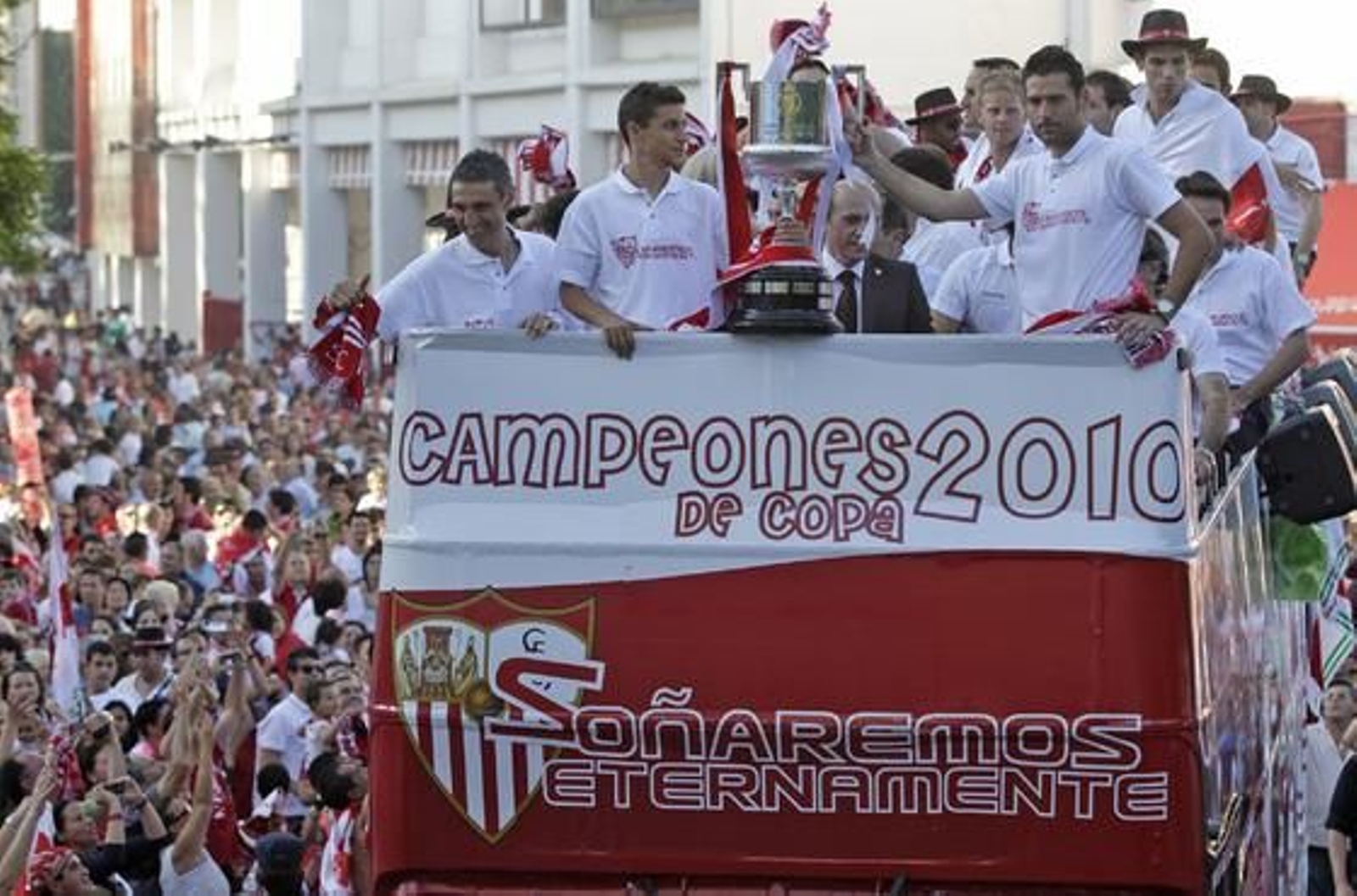 El Sevilla recorre la ciudad para festejar con sus aficionados el título de la Copa del Rey.

Foto: Antonio Pizarro