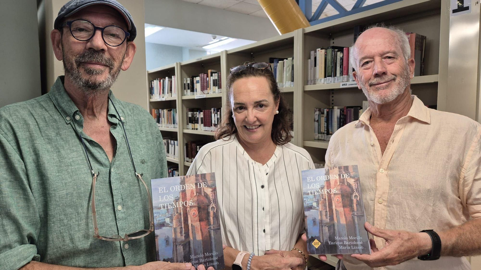Manolo Morillo y Enrique Bartolomé, con la directora de las bibliotecas municipales, Montserrat Cuvillo.