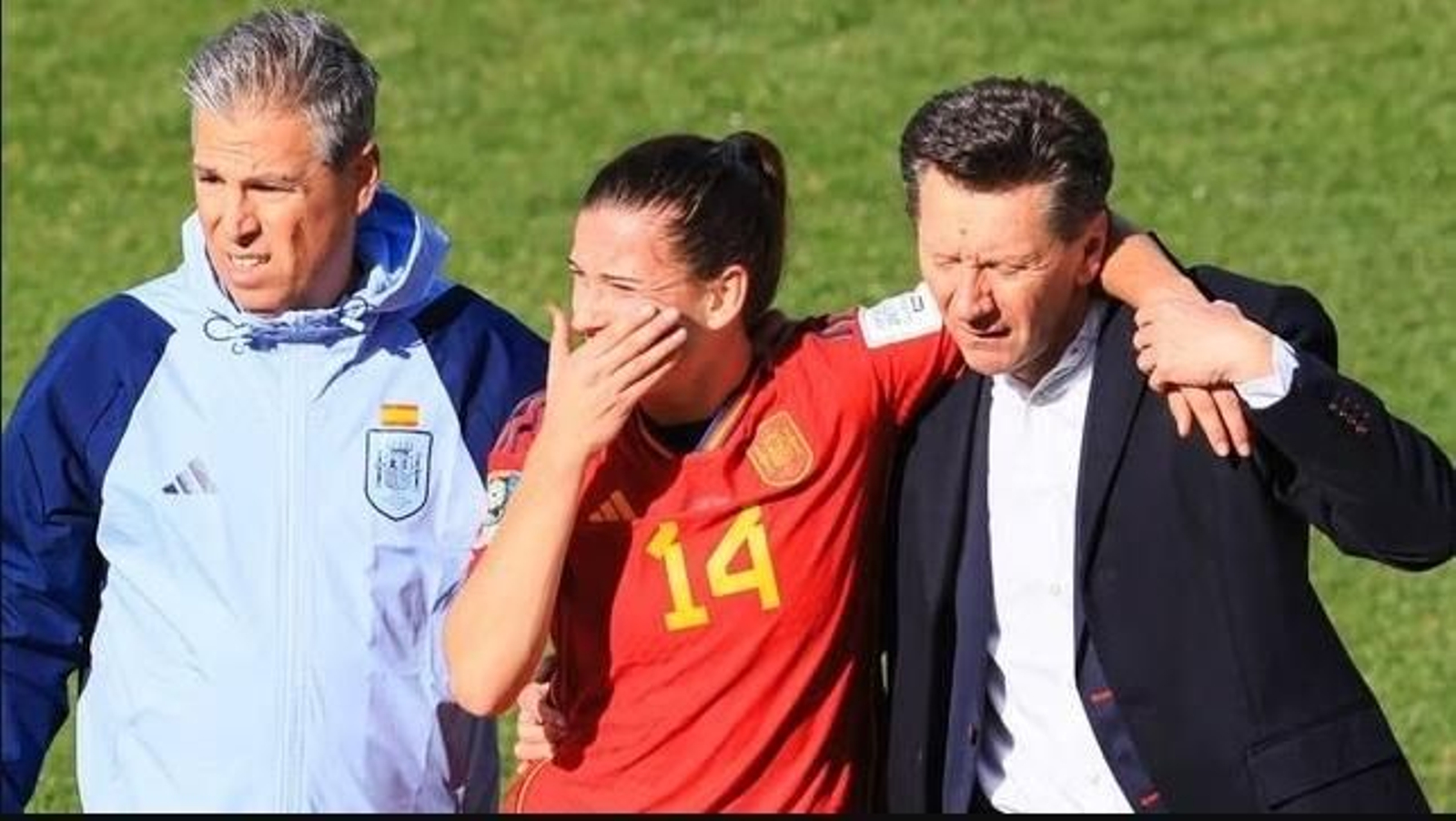 Laia Codina, central del Barça, es ayudada por Salvador Castillo para salir del campo. Laia Codina, central del Barça, es ayudada por Salvador Castillo para salir del campo.