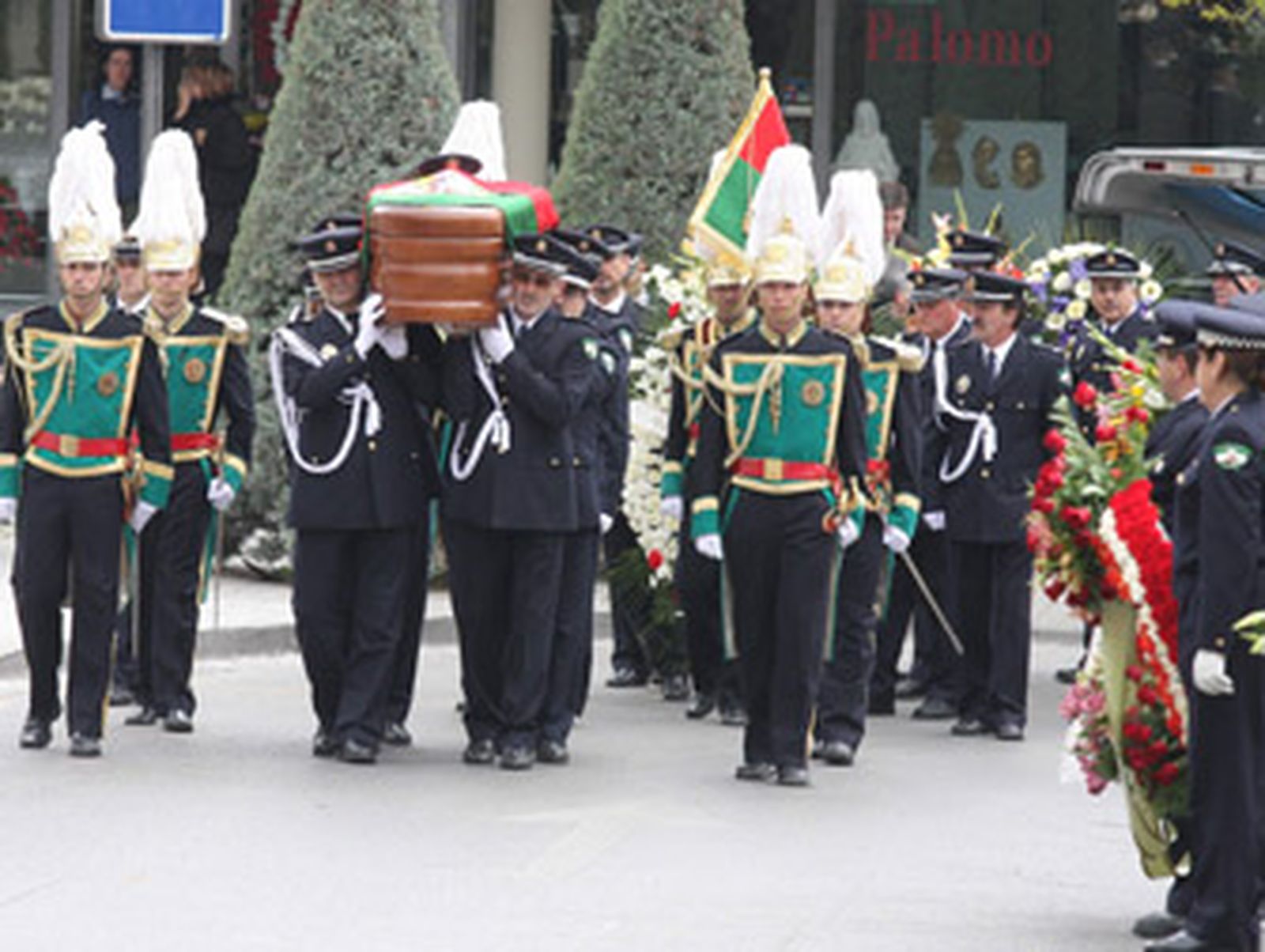 Antonio Bezares es incinerado en el cementerio de Granada