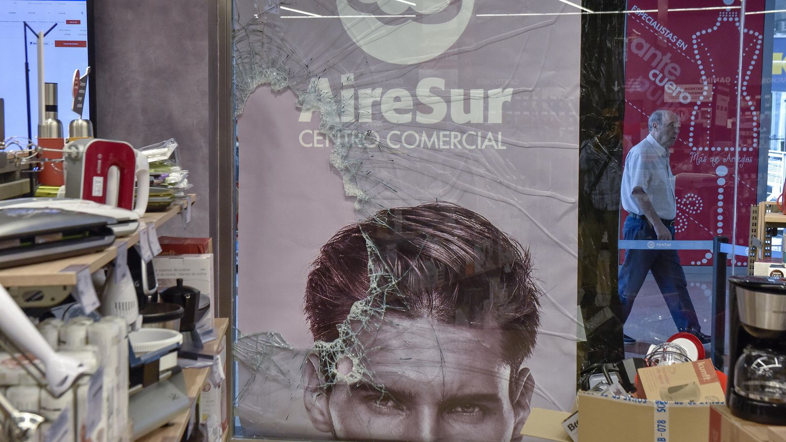 Robo por alunizaje en el Worten del centro comercial Airesur.