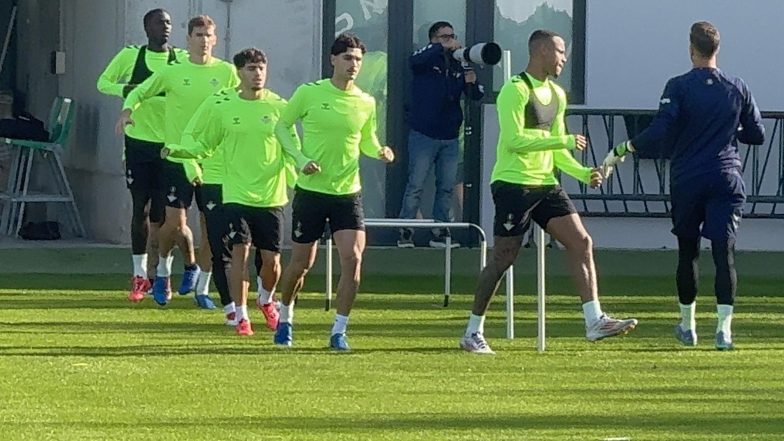 Johnny Cardoso regresa con el grupo en la sesión de este martes