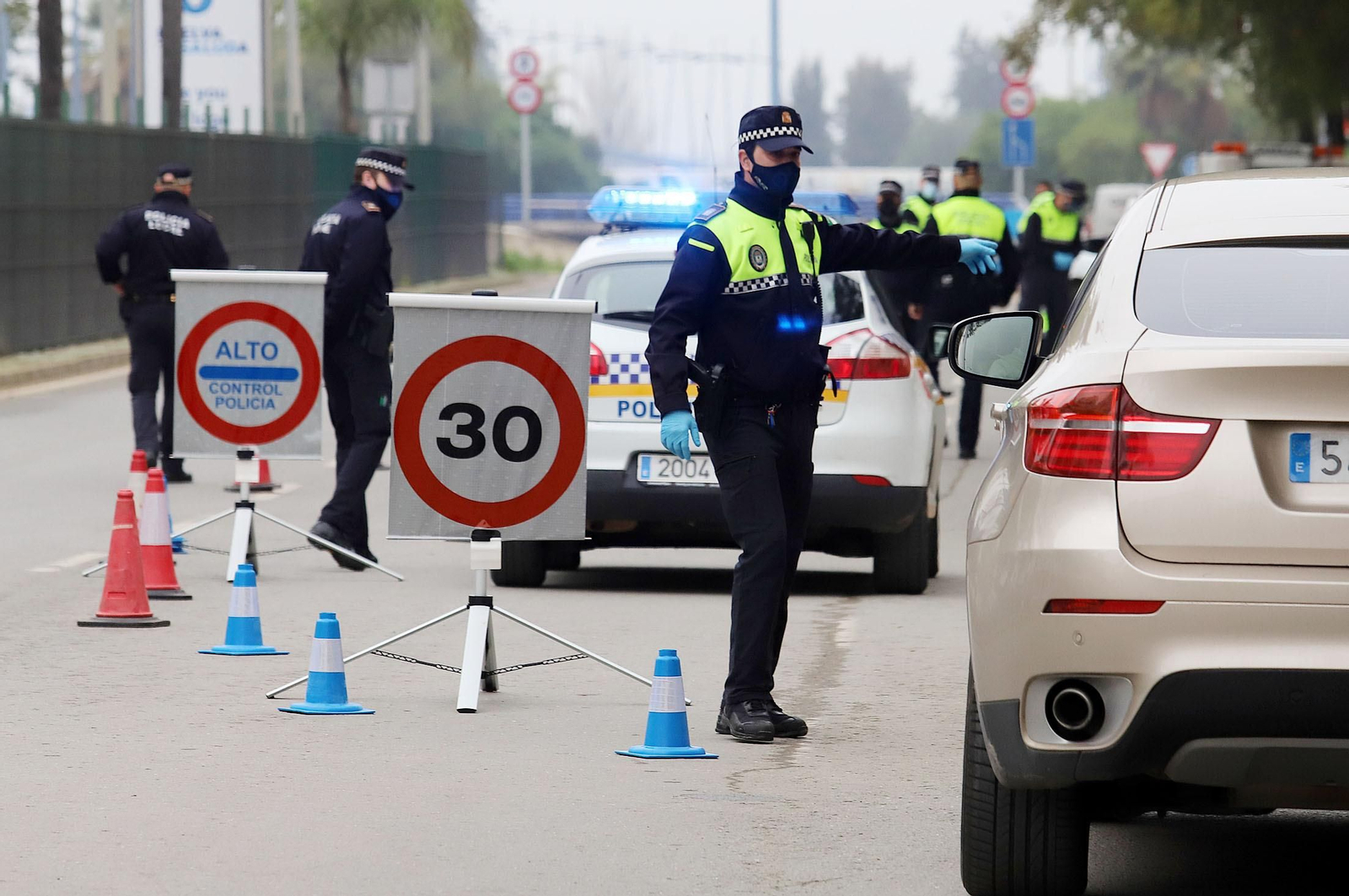 Imágenes del control de la Policía Local en la avenida Costa de la Luz