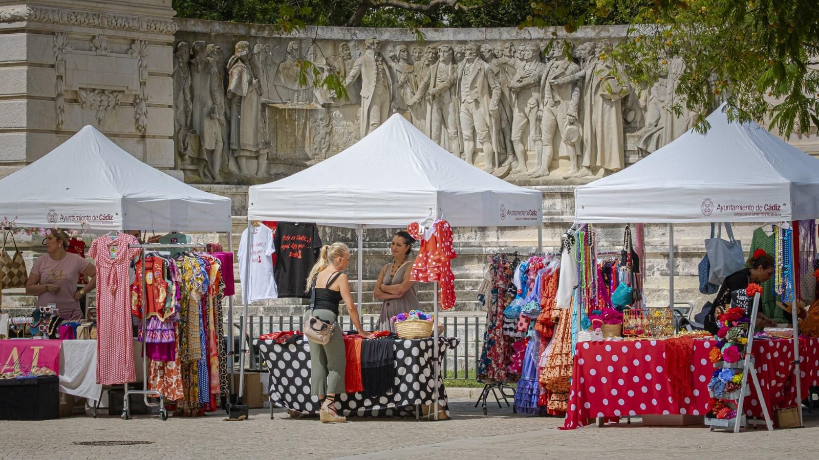 Puestos de comercio local ante el Monumento a la Constitución de 1812 en Cádiz.