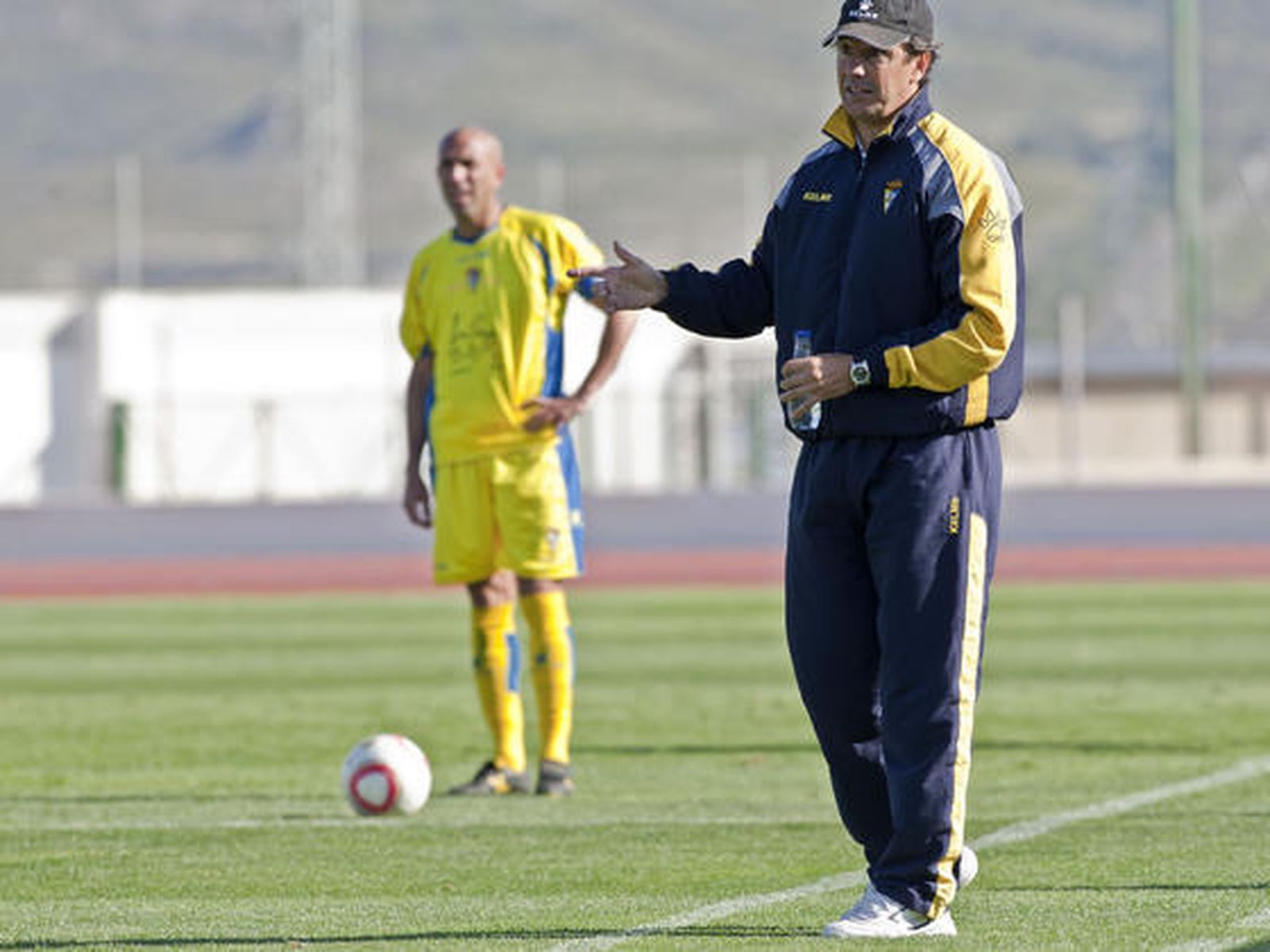 Jose González da indicaciones desde la banda.

Foto: LOF
