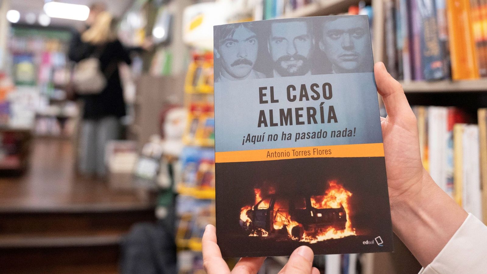 El caso Almería: ¡Aquí no ha pasado nada!, de Antonio Torres | El periodista gallardero aborda en este libro el conocido caso Almería, que dio incluso para una película en los años 80. El escritor indaga sobre lo que ocurrió la madrugada del 9 al 10 de mayo de 1981 cuando tres jóvenes fueron asesinados por la Guardia Civil tras ser confundidos con terroristas de ETA. Fueron víctimas del terrorismo de Estado y aún hoy no se conoce con exactitud lo que sucedió. Estamos, pues, ante un libro imprescindible para conocer uno de los episodios más drámaticos de la historia reciente de la provincia de Almería.