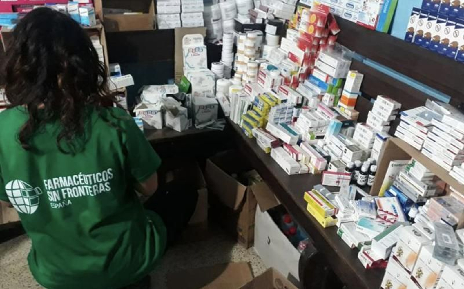Una voluntaria de Farmacéuticos sin Fronteras clasifica medicamentos para su envío a zonas de conflicto.