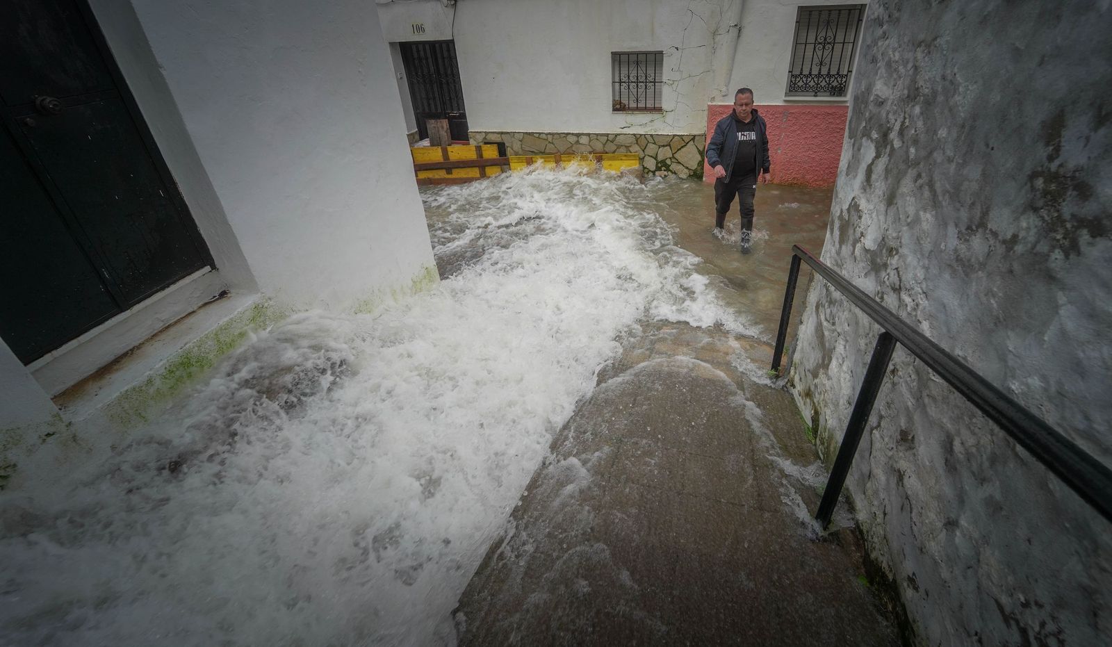 Imágenes de los torrentes de agua por las calles de Ubrique
