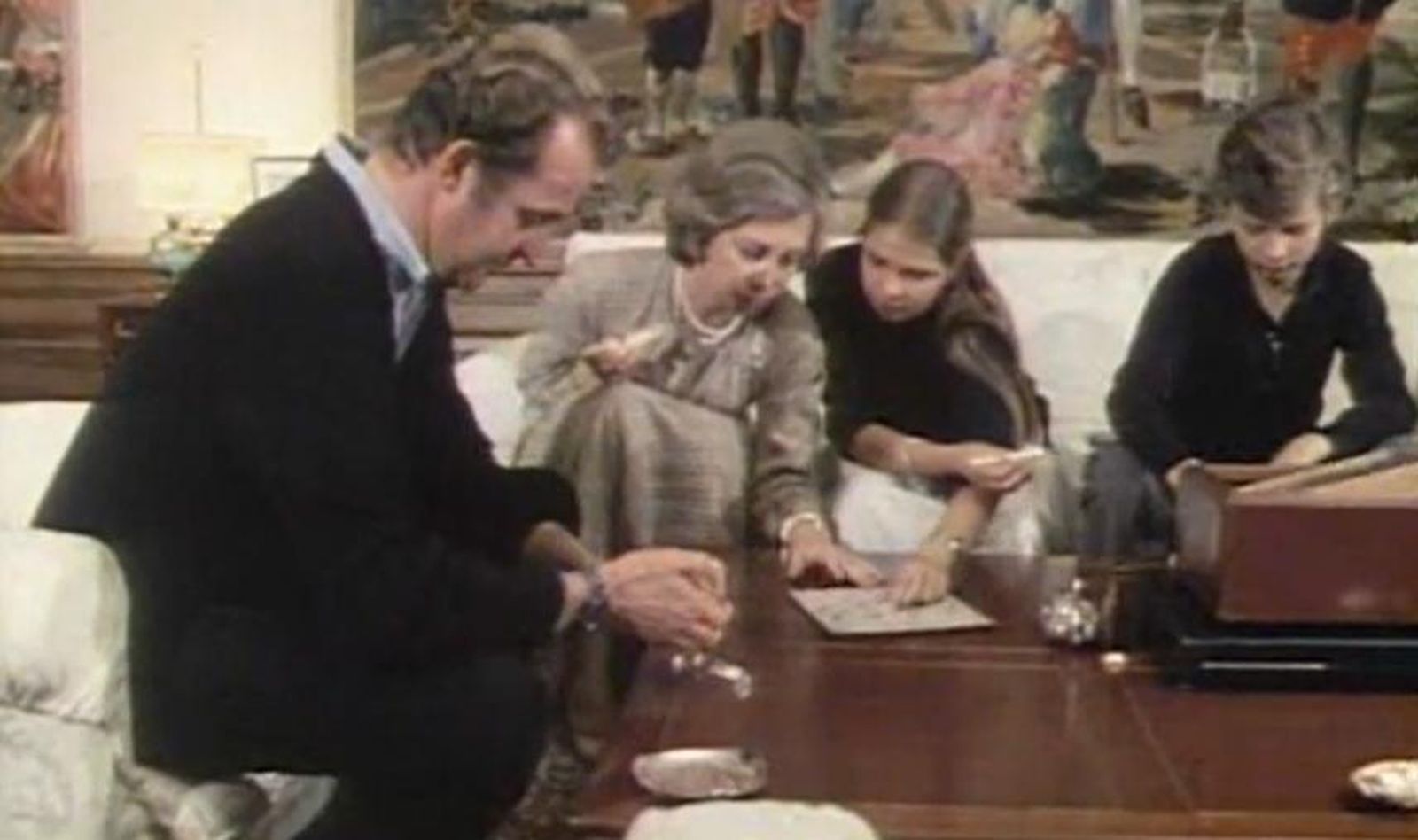 Una imagen del documental de 1980 de la BBC. Don Juan Carlos y su familia juegan al scrabble