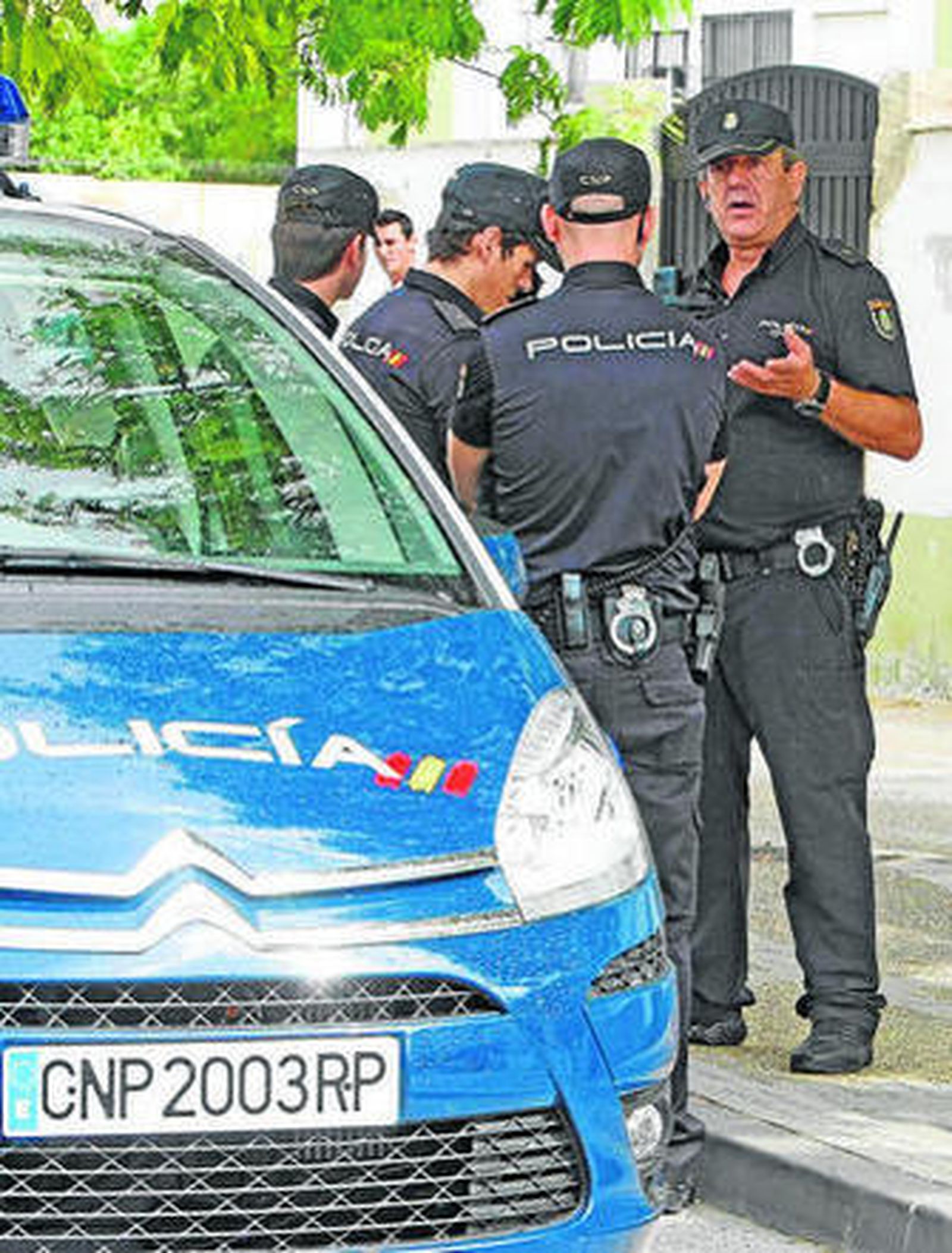 Agentes de la Policía Naciona, ayer ante el domicilio del anciano.